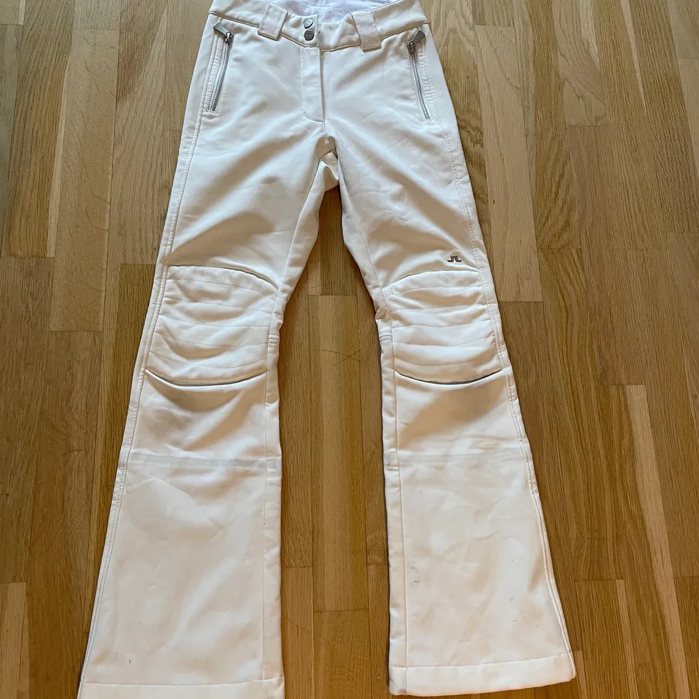 Svinsnygga vita tajta skidbyxor i stl XS från JLindeberg i softshell material säljes nu pga att de är för små. De är använda men fortfarande fina. Säljes i befintligt skick.. Jeans & Byxor.
