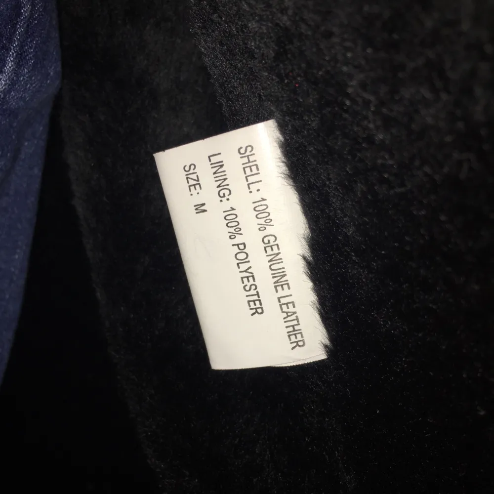 Äkta läder jacka i stl M . Mycket varmt jacka  med den faux päls inutil. Aldrig använt. . Jackor.