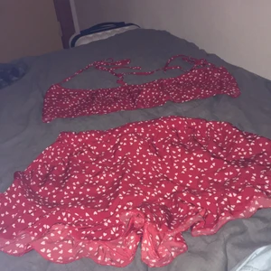 Ett par shorts med en fin topp - Den är röd med vita hjärtan 