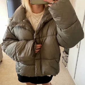 Jacka HM stl m - Fåtal gånger använd jacka i stl M från hm! Superfin grön färg (lånade bilder)