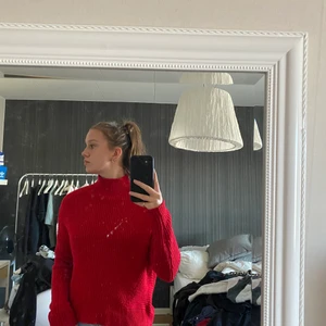 Röd stickad polotröja  - Mysig röd polotröja i stolek s, fint skick och knappt använd.
