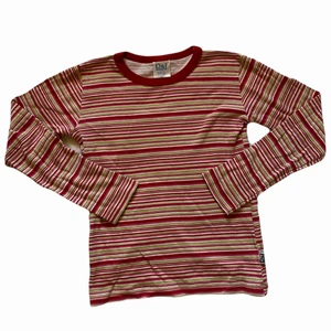 randig tröja - söt tröja med röd/vit och gröna ränder som ger mig strawberry vibes 🍓 barnstorlek (130) men funkar för XXS-Liten S? Beroende på hur man vill de ska sitta. Har ca trekvarts ärmar. Men står på lapp att de går att sträcka ut till större!  (Kan skicka bild med den på om det behövs) Köparen står för frakt. ❤️ bud på 140 + frakt 💕