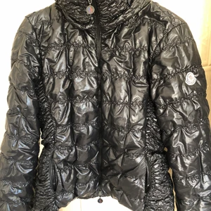 Äkta Moncler dunjacka  - Snygg äkta Moncler dunjacka med snygg passform och högre krage. . Liten luva i kragen och snygg design . Inköpt 4 år sedan på NK för 6500:-.