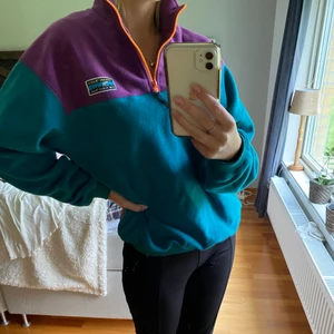 Fleecetröja från Junkyard - En fleecetröja från Junkyard. Urban tears.🥰 Storlek XS. Knappt använd, så den är i väldigt fint skick. Säljes pga den inte kommer till användning… Den är ju så härlig med alla färger och är väldigt go att ha på sig! Kan mötas upp i Vänersborg, eller så får köparen stå för frakt!😃