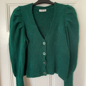 Tröja  - En stickad tröja med puffiga axlar i fint skick! I en grön höstig färg och i storlek S! Utgångspris 80kr! Hör gärna av dig vid frågor eller önskan om fler bilder😊