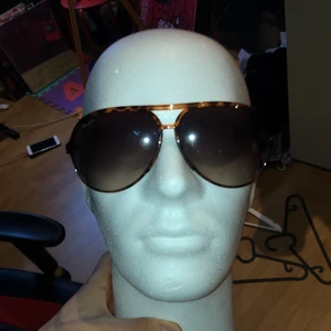 solglasögon  - Inget fel på dem, aldrig använda. Betalning sker på swish, köpare står för frakt 