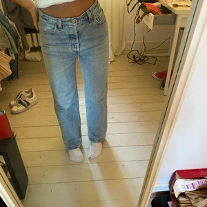 Jeans från Levis - Säljer dessa otroliga jeans från Levis i strl 26/30, passar bra om man är mellan 150 till 165 cm 💖 bra skick, inga tecken på användning💕 köpta för 1100 kr säljer för 300 💕uppskattar snabb affär!