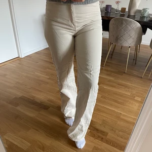 Beige vida jeans  - Raka, vida jeans i storlek 40 (men mer som en 38), endast använda 1 gång. Nytvättade så därför lite skrynkliga. 