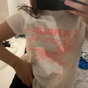 Zadig & Voltaire T-shirt  - Säljer denna zadig Voltaire t shirt som jag köpte julen 2020 och som tyvärr inte kommit till användning och använd ca 1-2 gånger. Den är i storlek XS men sitter snyggt på mig som är en S normalt.