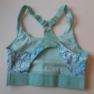 Fin mingrön melerad sportbh - Säljer en jättefin mintgrön och turkosmelerad sportbh! Superbekväm och sparsamt anvönd, nästintill nyskick!