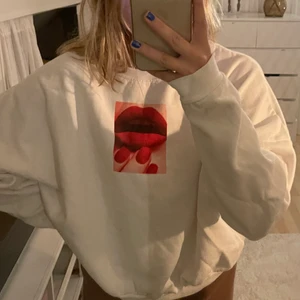 Vit sweatshirt - En vit sweatshirt med snyggt tryck!🤍🤍 Storlek M och sitter perfekt oversize på mig som har S!