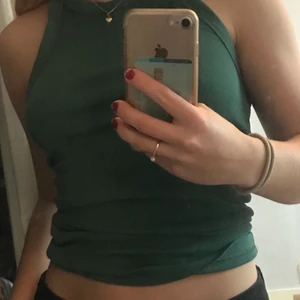 Grönt weekdaylinne - Ett jättefint linne ifrån weekday. Knappt använt så det är i bra kvalite! (Färgen är lite starkare än på bilderna)