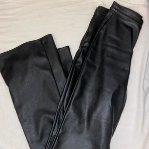 Skinnbycor från GinaTricot - Snygga skinnbyxor från GinaTricot. Använda ett fåtal gånger! Storlek S