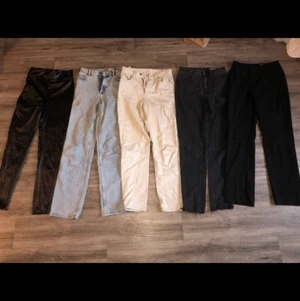 Klädpaket byxor & jeans - Kostymbyxor strl 36 Gråa jeans strl 26/36 Beiga jeans strl 26/32 Blåa jeans strl 36 Fakeläderbyxor från Nelly strl S  Från bla Lindex, Asos, Dr Denim & NA-KD