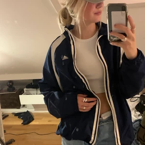 Jacka - Säljer min mörkblåa vintage Adidas windbreacker jacka 💞💞 Oversized!