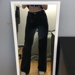 Svarta Vida jeans  - Jag säljer ett par svarta vida jeans från monki eftersom att jag inte får så mycket användning för dem. Köparen står för frakten!