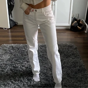 Vita baggy jeans - Vita Jeans från ginatricot. Storlek 32 kan oxå passa 34. Helt nytt skick, meddela för mer info o bilder. Köpta för 599 o använda 1 gång. tillkommer frakt