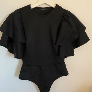 Body - AS snygg festlig body från gina tricot, använd ca 2 gånger. Riktigt fin, skriv privat för bild med den på! Svarar alltid så snabbt jag kan 💕🤍 jättefint skick 