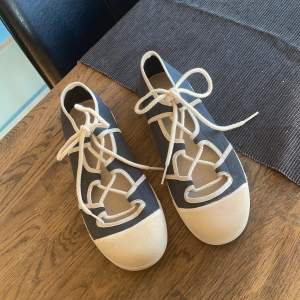 Blå vita sommar skor med vita skosnören har använts en gång på en skolavslutning original pris 299kr