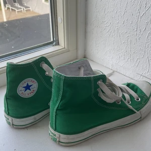Converse - Gröna converse knappt använda, säljer pga att de är för små. 