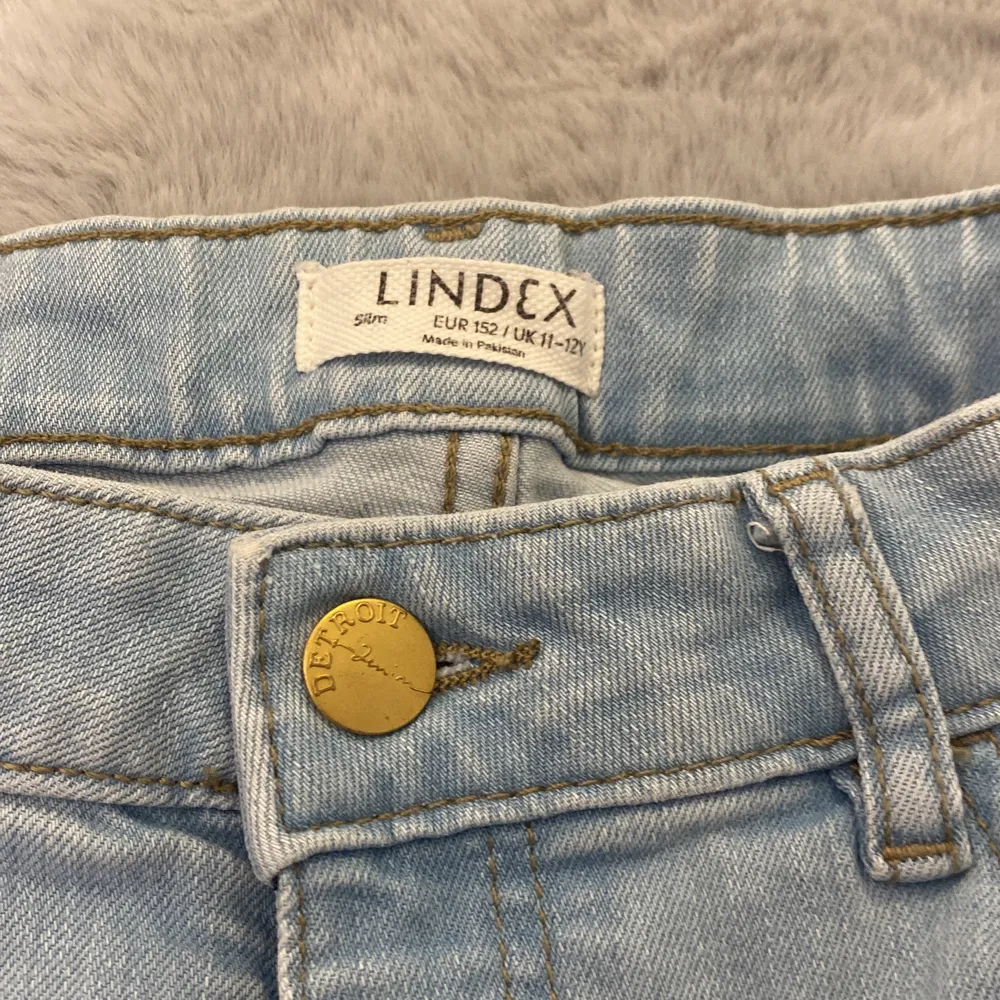 Ljusblåa, utsvängda jeans med guld detaljer. Stl 152/11-12år. Jeans & Byxor.