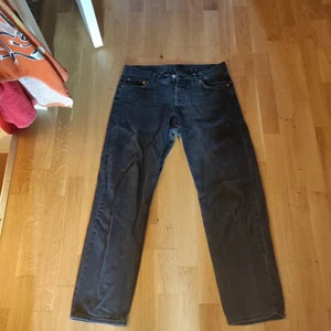 Svarta byxor - Straight leg byxor från Junkyard. Bara använda vid prövning och säljer då de inte passar mig