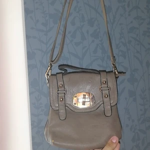 .  - En väska det är liten, kan inte skicka den med posten, kan mötas upp i Linköping 💜