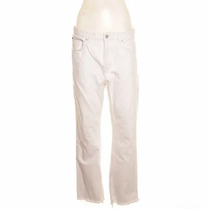 Weekday jeans - Vita jeans från weekday! Avklippta men fortfarande samma längd💋 bilderna är från sellpy där jag köpt dom 