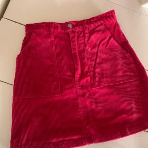 Kjol - En jätte cool kjol i en stark rosa! Bra skick! Manchester tyg💗💗💗