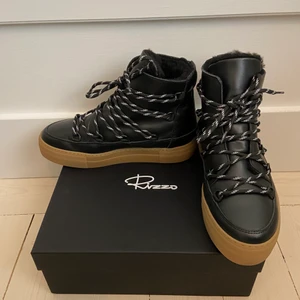 Vinterskor - Skitsnygga fodrade vinterskor!😍Köpta på NK för 2000kr, säljer pga att de tyvärr är för små på mig. Har använt dem tre ggr på torr mark. Det finns även svarta snören om man skulle föredra de istället.💋 Jag kan överväga lägre pris för snabb affär💋