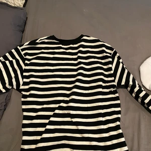 Snygg Randig Oversize tröja❤️‍🔥 - Säljer denna snygga oversize randig tröja❤️‍🔥 jag har strl S men den här är i strl M så den blir oversize åå det sättet❤️‍🔥 Den är från bershka och använd ca 3 ggr❤️