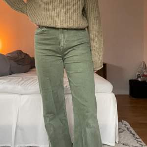 Gröna vida jeans från Lager157. Storlek M, ganska stora och stretchiga. Knappt använda. Liten svart fläck på vänstra knäet som förmodligen går att tvätta bort. Säljs då dem är lite för korta för mig som är 178cm. Passar bättre på någon som är cirka 170cm. 