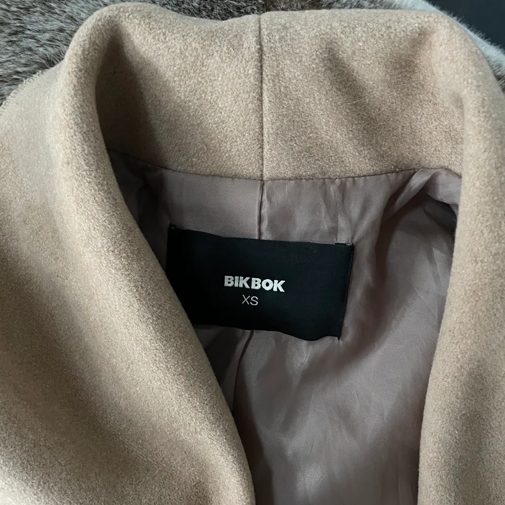 Säljer denna snygga kappa som är perfekt nu till hösten🍂 använd fåtal gånger, nyskick. Köparen står för frakten🤍. Jackor.