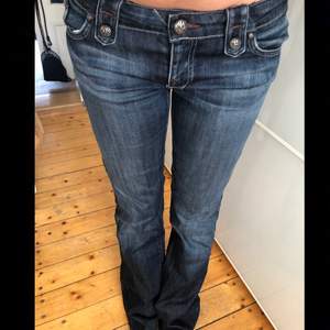 Assnygga jeans som tyvärr inte kommit till användning! Inga defekter alls!🙌 jag är ca 173