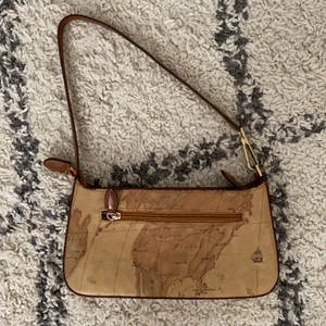 Brun väska - Cool väska med kartor på. Är i väldigt bra skick och köpt från humana. Frakt ingår inte i priset, kan mötas upp i Stockholm.💕💕