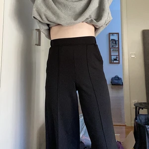 Vida kostymbyxor - Svarta vida kostymbyxor i ett stretchigt material. Knappt använda.