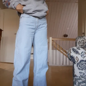 Wide leg jeans - Jättefina wide leg jeans från junkyard som tyvärr aldrig kommer till användning. Skriv gärna om du har frågor😁!