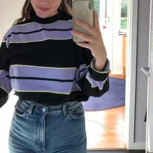 Sweatshirt - Fett cool randig sweatshirt från ASOS i märket Collusion! Storlek S. Kan mötas i Sthlm eller frakta 💕🤩