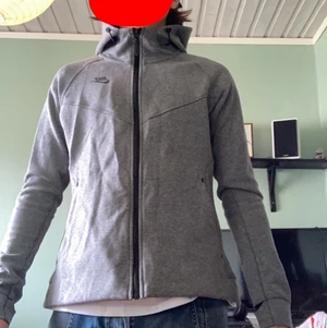 Nike zip hoodie - Är i storlek L men passar S. Behöver bara betala frakt