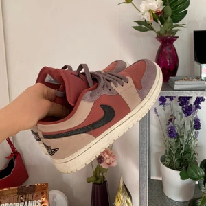 Nike air Jordan 1 low - Strl 39. Kan mötas upp i Uppsala eller fraktar jag dock de kostar. Betalning via swish. Kan gå ner i pris vid snabb snabb affär ✨stay hot✨
