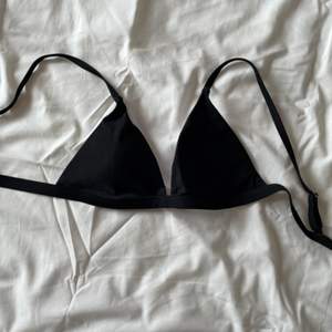 En svart bikinitopp som säljes då den var för liten. Den är vaddad men de går lätt att ta ut om man ej vill ha det. Passar xs-s💕