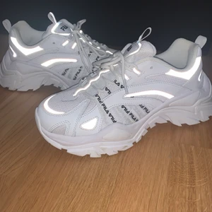 Fila Electrove - Säljer dessa supersnygga Fila Electrove pga kommer inte riktigt till användning. Använda ca 2-3 gånger bara. Strl 40. Jag är en 39a och de passar mig. Finns nån liten lerfläck på sulan, men det kan jag torka bort! 
