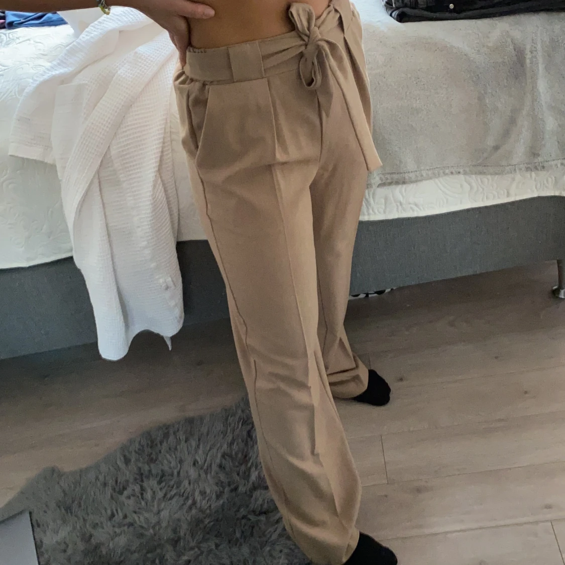 Beiga kostymbyxor 