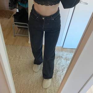 Superfina jeans från bikbok som är helt slutsålda. Köpte de i november förra året men har inte använt de mycket alls. De var sjukt långa i benen så jag klippte av de så att de passar mig (är 170cm)