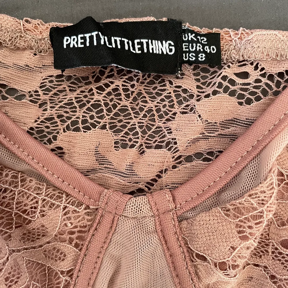 Rosa spetsbody från Pretty Little Thing köpt på Asos. Aldrig använd, endast testad. 🥰. Toppar.