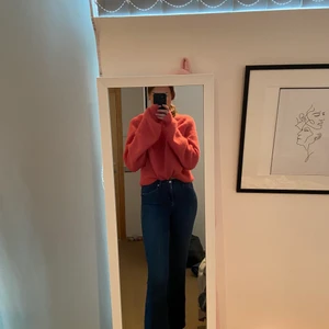 Skitsnyggaa Bootcutjeans  - Säljer mina supersnygga mörkblåa bootcut jeans som är för korta för mig som är 180cm lång. SÅÅ SÅÅ SNYGGA😍😍, skriv till mig om ni har frågor💕💕 kram<33