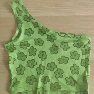 Linne - Jättefint linne som är perfekt inför sommaren, helt nytt och skönt material⚡💚 storlek S/M beroende på hur man vill att det ska sitta. Köparen står för frakten, 50 kr🥰