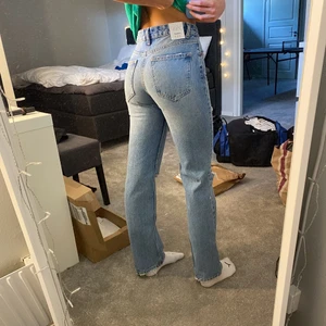 Zara jeans straight full length med slitningar - Jeans från Zara i modellen ”jeans straight full length med slitningar” 💛 helt oanvända med prislapp kvar 💛 strl 34, helt slutsålda på hemsidan 💛 kontakta mig för fler bilder / frågor 💛