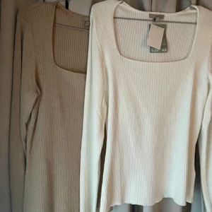 Tröja med fyrkantig ringning  - Två så snygga ribbade tröjor🤍 Endast en är använd en gång. Säljer för att dom är för stora. Köp en för 150 eller båda för 250