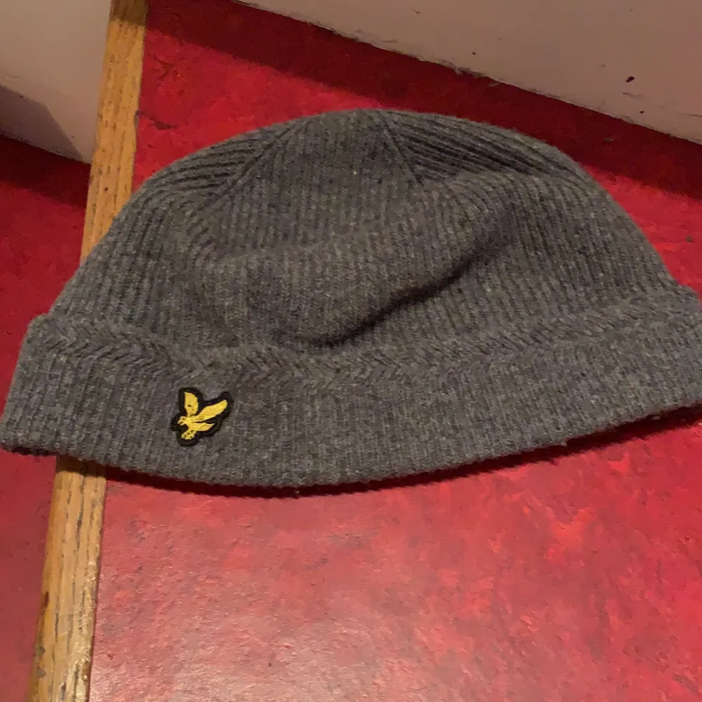 One size lyle & Scott mössa köpt för 350 kr på asos tror jag. . Accessoarer.